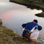 Persona en la orrilla de un río